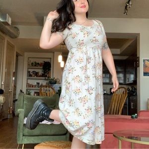 Beautiful long vintage floral dress in a delicate cream color 🌻🪻🌷